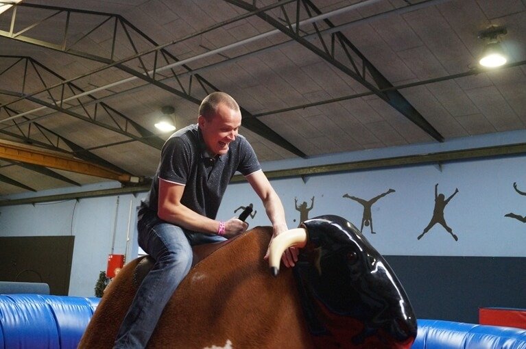 et billede der viser en mand på en mekanisk rodeotyr